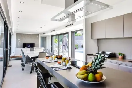 Résidence Villa D&rsquo;architecte Avec Piscine Chauff&eacute;e Pour 10 !, Villa à Mandelieu avec piscine chauffée - Photo 4