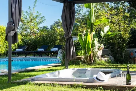 Résidence Villa 330m2, 6 Chambres, Piscine Chauff&eacute;e Jacuzzi, Villa à Cannes avec piscine chauffée et jacuzzi - Photo 10