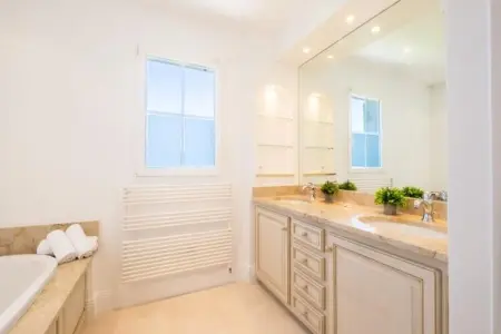 Résidence Bijou De 280m2 Et Piscine &agrave; D&eacute;bordement Au Calme Absolu, Villa à Roquefort avec piscine à débordement - Photo 47