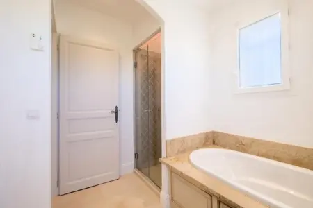 Résidence Bijou De 280m2 Et Piscine &agrave; D&eacute;bordement Au Calme Absolu, Villa à Roquefort avec piscine à débordement - Photo 48