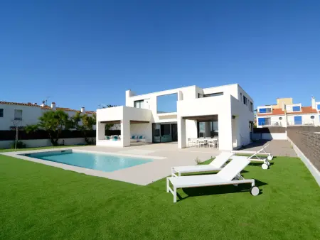 Villa de luxe à Mas Pinell avec accès direct plage et piscine privée - Photo 9