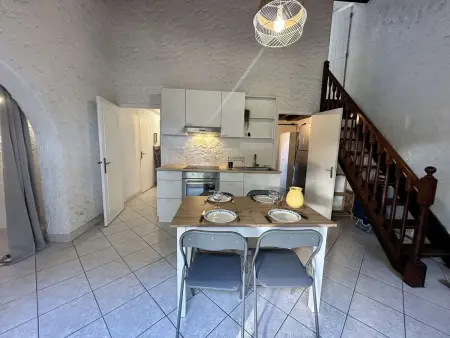Maison de Vacances 3 Pièces avec Terrasse et Parking à Saint-Cyprien - Photo 2