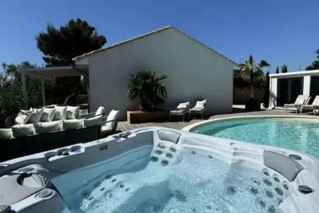 Résidence La Perle Rose Villa Standing 5 &eacute;toiles Avec Piscine Jacuzzi Et Superbe Vue, Villa à Aigues-Mortes avec Piscine & Vue - Photo 4