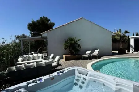 Résidence La Perle Rose Villa Standing 5 &eacute;toiles Avec Piscine Jacuzzi Et Superbe Vue, Villa à Aigues-Mortes avec Piscine & Vue - Photo 6