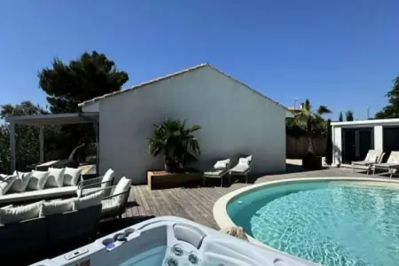 Résidence La Perle Rose Villa Standing 5 &eacute;toiles Avec Piscine Jacuzzi Et Superbe Vue, Villa à Aigues-Mortes avec Piscine & Vue - Photo 8