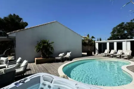 Résidence La Perle Rose Villa Standing 5 &eacute;toiles Avec Piscine Jacuzzi Et Superbe Vue, Villa à Aigues-Mortes avec Piscine & Vue - Photo 9
