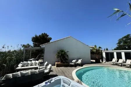 Résidence La Perle Rose Villa Standing 5 &eacute;toiles Avec Piscine Jacuzzi Et Superbe Vue, Villa à Aigues-Mortes avec Piscine & Vue - Photo 10