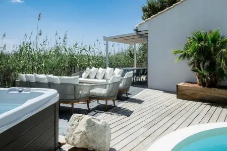 Résidence La Perle Rose Villa Standing 5 &eacute;toiles Avec Piscine Jacuzzi Et Superbe Vue, Villa à Aigues-Mortes avec Piscine & Vue - Photo 11