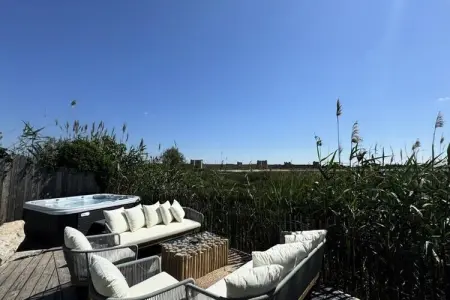 Résidence La Perle Rose Villa Standing 5 &eacute;toiles Avec Piscine Jacuzzi Et Superbe Vue, Villa à Aigues-Mortes avec Piscine & Vue - Photo 12