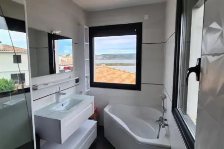 Le Luxe Entre Mer Et &eacute;tang Soir&eacute;es Interdites, Villa près de la Plage avec Piscine et Jacuzzi - Photo 9