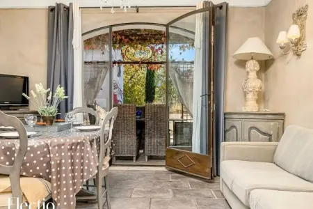 Loggia 2 Glycine | R&eacute;sidence Les Petitons, Appartement à Oppéde avec piscine chauffée - Photo 1