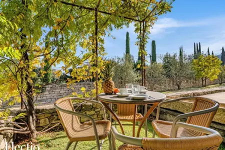 Loggia 2 Glycine | R&eacute;sidence Les Petitons, Appartement à Oppéde avec piscine chauffée - Photo 6