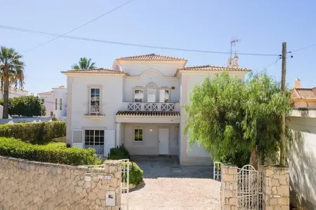 Maison à Guia, Villa à Gale avec piscine près de la plage de Gale - Photo 1