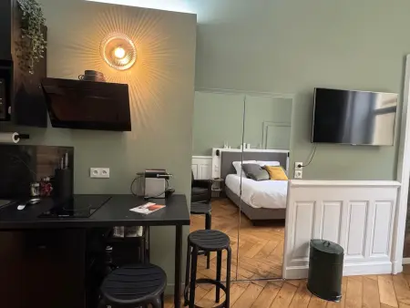 Studio de charme rénové en centre-ville, animaux admis - Photo 1