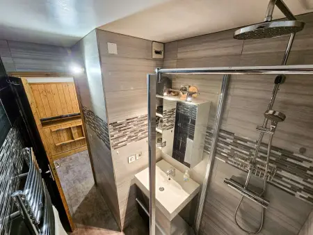 Appartement moderne et confortable au pied des pistes avec parking gratuit - Photo 5