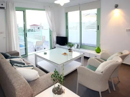 mit Garten, Grill und Terrasse, Maison 7 personnes à Agios Georgios Pegeias - Photo 3