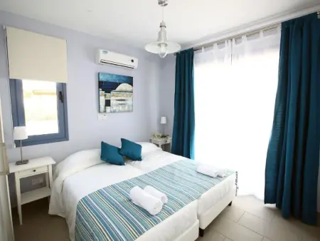 mit Garten, Grill und Terrasse, Maison 7 personnes à Agios Georgios Pegeias - Photo 15