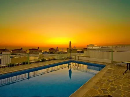 mit Garten, Grill und Terrasse, Maison 7 personnes à Agios Georgios Pegeias - Photo 38