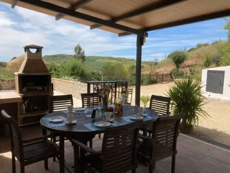 Wunderschön gelegenes Ferienhaus mit privatem Pool - Photo 16