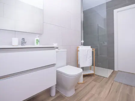 Modernes und helles Ferienhaus direkt am Meer, mit zwei großen Terrassen, Garte - Photo 25