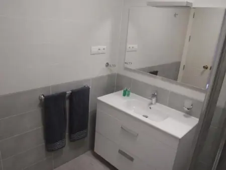 Schöne Wohnung mit Sonnenterrasse und Meerblick - Photo 6