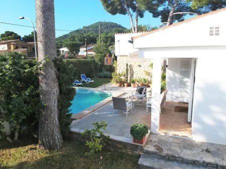 Landhaus mit Garten, Sonnenterrasse sowie überdachter Terrasse und Pool in Stra - Photo 1