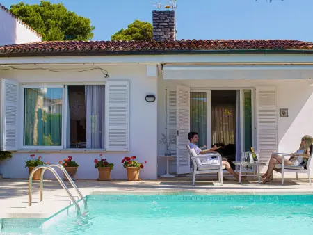 Landhaus mit Garten, Sonnenterrasse sowie überdachter Terrasse und Pool in Stra - Photo 2