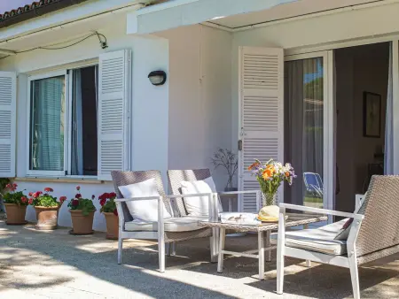 Landhaus mit Garten, Sonnenterrasse sowie überdachter Terrasse und Pool in Stra - Photo 5