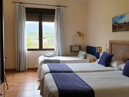 mit privatem Pool, Maison 6 personnes à Navas de Estena - Photo 2
