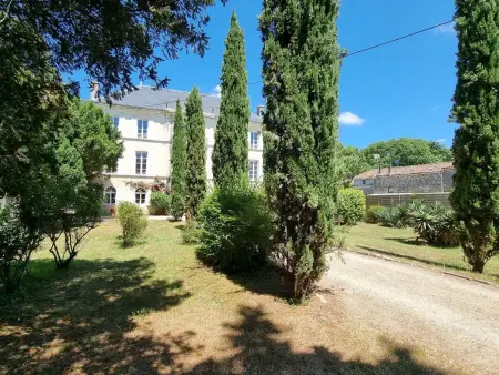 8-Zimmer-Schloss mit Pool und eigenem Park, Maison 15 personnes à Marennes - Photo 1