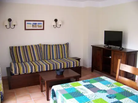 Schönes Appartment in ruhiger Lage in einer baumbestandenen Residenz mit beheiz - Photo 2