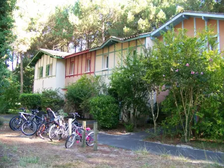 Hübsches kleines Haus in ruhiger Lage in einer baumbestandenen Residenz mit beh - Photo 2