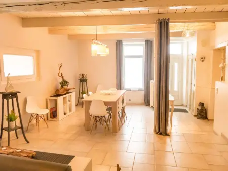 Schönes Haus in einem gemütlichen Dorf, durch das der Kanal verläuft - Photo 3