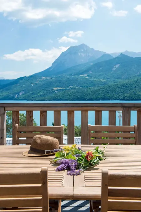Gemütliches Chalet am Ufer des Sees von Serre-Po - Photo 1