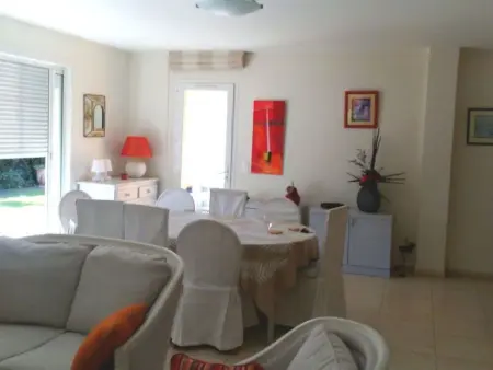 Freistehendes Haus mit großer Terrasse und Panoramablick auf die Landschaft - Photo 2