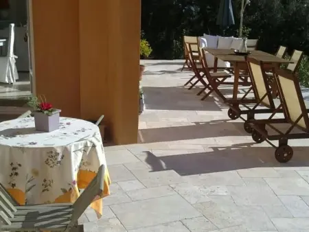Freistehendes Haus mit großer Terrasse und Panoramablick auf die Landschaft - Photo 21