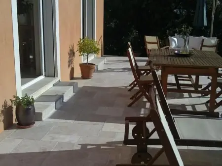 Freistehendes Haus mit großer Terrasse und Panoramablick auf die Landschaft - Photo 22