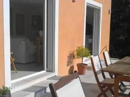 Freistehendes Haus mit großer Terrasse und Panoramablick auf die Landschaft - Photo 23