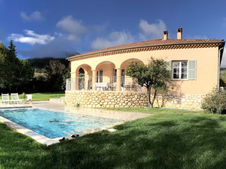Geräumige und elegante Villa mit großem Garten, Swimmingpool und 3 Schlafzimmer - Photo 5