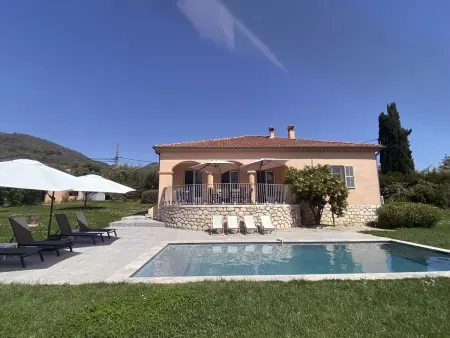 Geräumige und elegante Villa mit großem Garten, Swimmingpool und 3 Schlafzimmer - Photo 6
