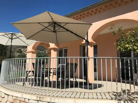 Geräumige und elegante Villa mit großem Garten, Swimmingpool und 3 Schlafzimmer - Photo 8