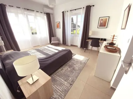 Geräumige und elegante Villa mit großem Garten, Swimmingpool und 3 Schlafzimmer - Photo 13