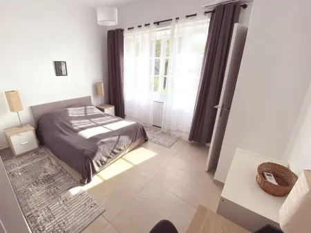 Geräumige und elegante Villa mit großem Garten, Swimmingpool und 3 Schlafzimmer - Photo 15