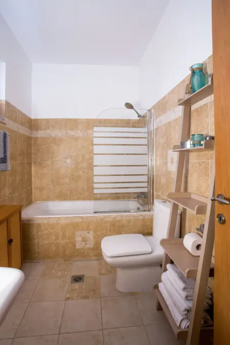 mit Blick auf das Wasser, Maison 6 personnes à Gennadi - Photo 46