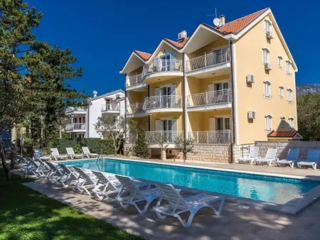 in Jadranovo mit Terrasse, gemeinschaftlichem Pool und Garten - Photo 1