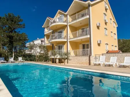 in Jadranovo mit Terrasse, gemeinschaftlichem Pool und Garten - Photo 2