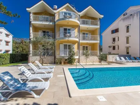 in Jadranovo mit Terrasse, gemeinschaftlichem Pool und Garten - Photo 4