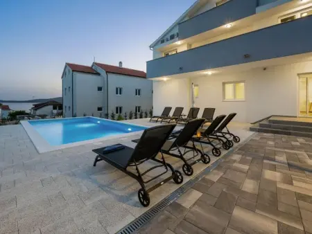 Villa Amaris für 11 Personen und 1 Kind, Maison 11 personnes à Brodarica - Photo 5