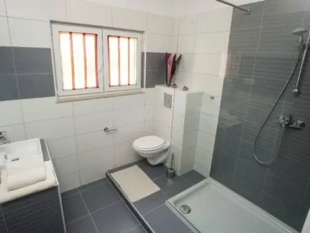 mit Privatpool neben dem Strand, Maison 12 personnes à Omiš - Photo 13