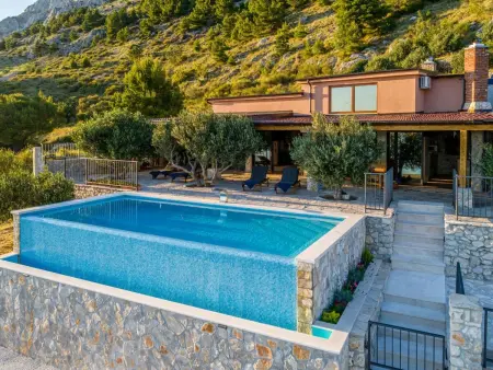 Villa mit vier Schlafzimmern und beheiztem Pool, Maison 8 personnes à Omiš - Photo 2